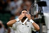 Novak Djokovic worstelt zich in de Londense warmte naar de tweede ronde van Wimbledon. ©Getty Images