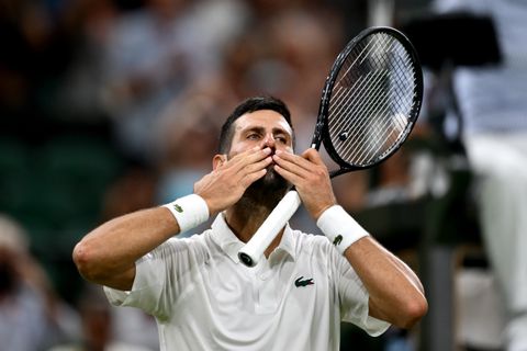 Toptennisser Novak Djokovic wint letterlijke race tegen de klok in Wimbledon-duel vol problemen