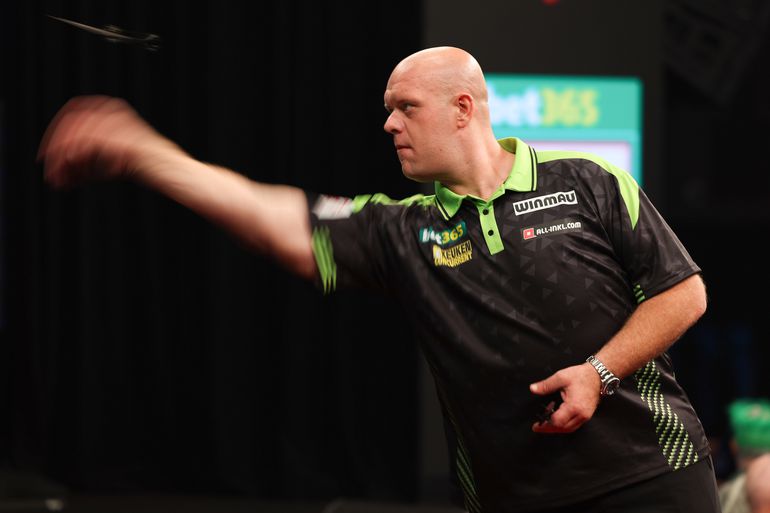 Topdarter Michael van Gerwen beleeft 'emotioneel moment' na relatiebreuk: 'Alles kwam eruit'
