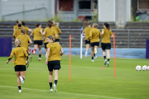 Onweer teistert 'gillende' Oranje Leeuwinnen op eerste EK-dag in Zwitserland