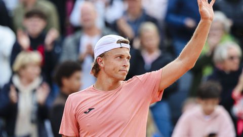 Bijzondere tegenstander op Wimbledon voor Novak Djokovic: 'Meest sexy tennisser' heeft opvallende bijbaan