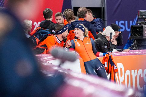 Topschaatser Kjeld Nuis vraagt vriendin Joy Beune om trio met teamgenoot: 'Nu?'
