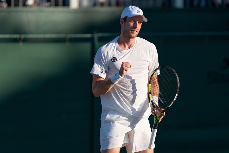 Toptennisser Botic van de Zandschulp voltooit stunt op Wimbledon na lange onderbreking