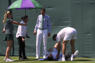 Wimbledon schrikt op van zware blessure: tegenstander sprint naar de overkant om hulp te bieden