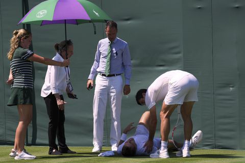 Wimbledon schrikt op van zware blessure: tegenstander sprint naar de overkant om hulp te bieden