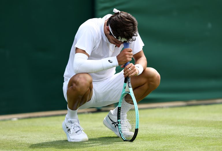 Halve finalist van Roland Garros gaat op Wimbledon in eerste ronde onderuit tegen qualifier