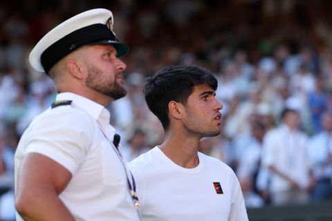 Toptennisser Carlos Alcaraz ontvangt goed nieuws na angstig moment op Wimbledon: 'Geef haar een kus van mij'