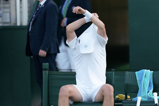 Wimbledon toont totaal geen medelijden met Botic van de Zandschulp en zet Nederlander aan het werk