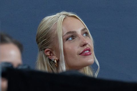 Veelbesproken vriendin van toptennisser kijkt gestrest toe tijdens gestaakte thriller op Wimbledon