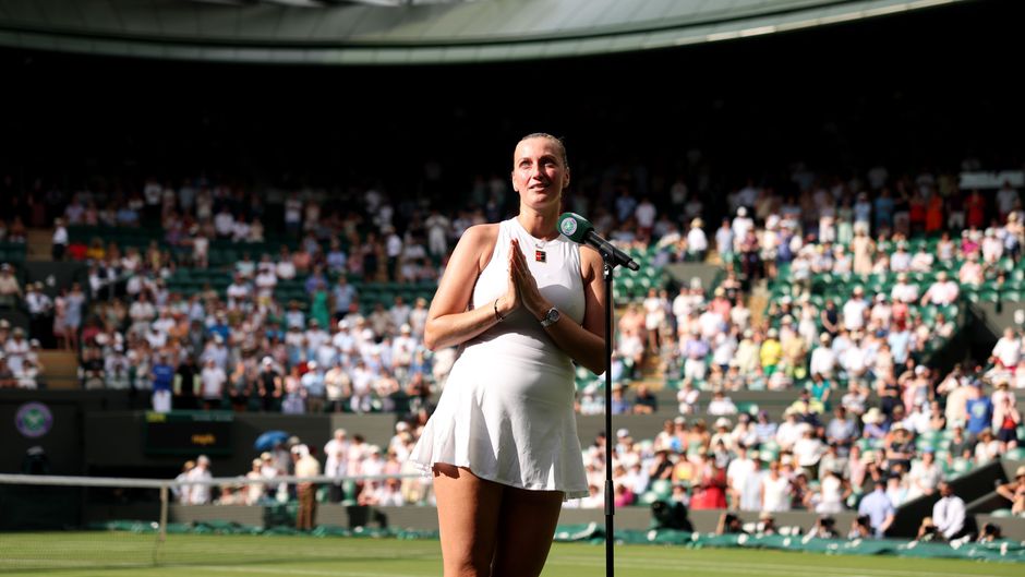Afzwaaiende winnares verlaat Wimbledon onder luid gejuich van publiek na kansloze nederlaag