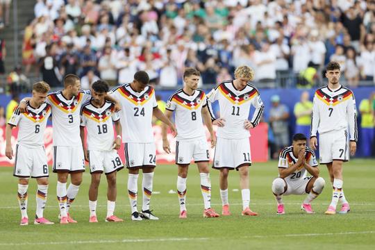 Bizarre beelden van Duitse penaltyserie op WK: spelers weigeren beslissende strafschop te nemen