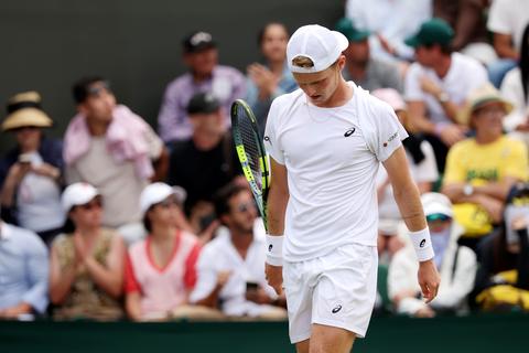 Geen nieuw sprookje voor Jesper de Jong: toptalent zit Nederlandse tennisser dwars op Wimbledon
