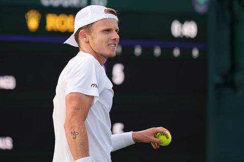 Toptennisser Jesper de Jong kampt met medisch probleem op Wimbledon: 'Daar ga ik iets aan laten doen'