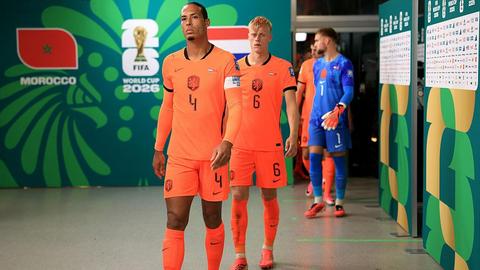 Oranje wijzigt plannen na uitschakeling WK voetbal, niet alle spelers vliegen terug naar Nederland