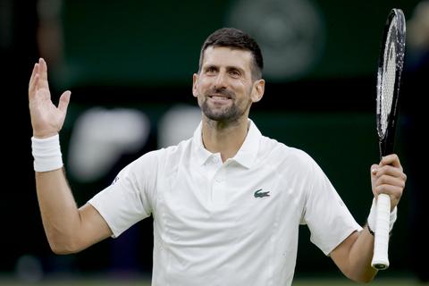 Toptennisser Novak Djokovic bezorgt ballenmeisje de schrik van haar leven op Wimbledon