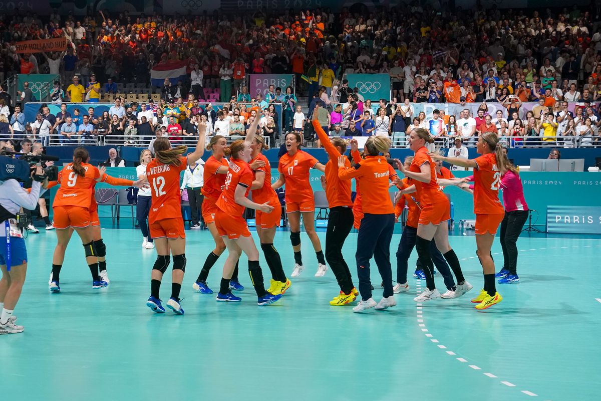 De mooiste foto's van de handbalsters tegen Brazilië: uitbundig feest ondanks pijn bij Estavana Polman