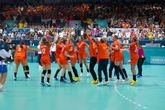 De Nederlandse handbalsters vierden groot feest na afloop. © Getty Images