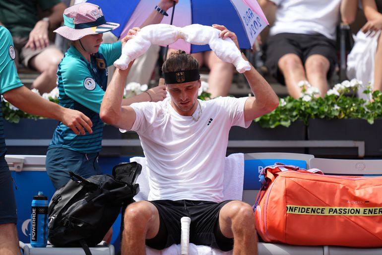 'Ik zie vier ballen op me afkomen': tennisser laat bloedtest doen na 'verschrikkelijk' duel Olympische Spelen