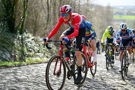 Dylan van Baarle miste de gouden medaillerace van zijn vriendin op Olympische Spelen: 'De lat ligt nu wel heel hoog voor mij'