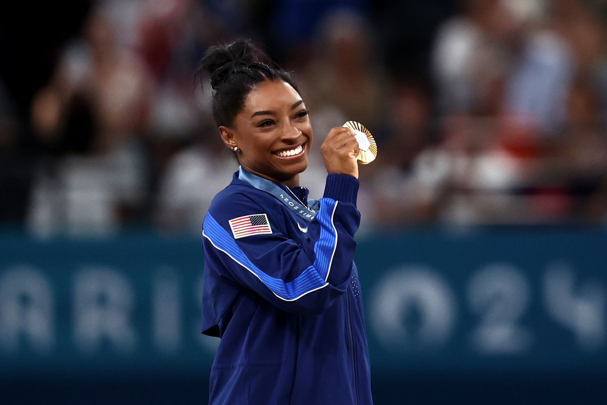 Video | Zo pakt turnicoon Simone Biles op meerkamp zesde olympisch goud