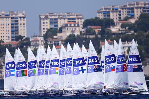 Chaos tijdens zeilen op Olympische Spelen: beslissende race van Nederlandse kanshebsters op goud gaat niet door