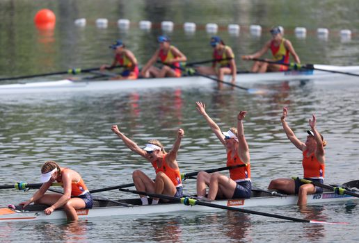 Nederlandse roeisters in sensationele race naar goud op de Olympische Spelen