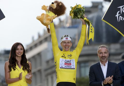 Topwielrenner Tadej Pogacar viert Tourwinst met bekende buurman uit andere sport: 'Dat is een perfect excuus'