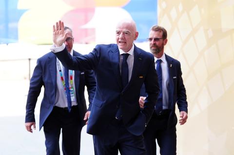 FIFA-baas Gianni Infantino maakt plots baanbrekend nieuws bekend na dagen vol kritiek