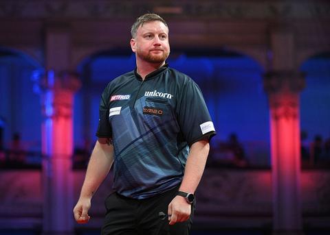 Topdarter (37) grijpt hard in na onwelwording en uitbarsting op het podium: 'Ik wil niet zo zijn'