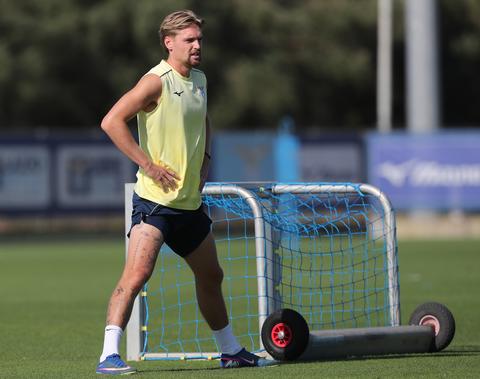 Lazio-trainer reageert op ruzie met Kenneth Taylor: 'Die mentaliteit moeten we hier hebben'