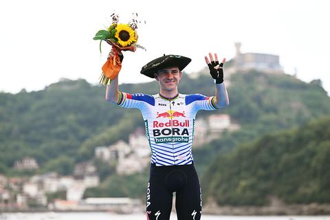 Wielrenner Remco Evenepoel boekt 'moeilijkste zege' na lekke band in Clásica San Sebastián