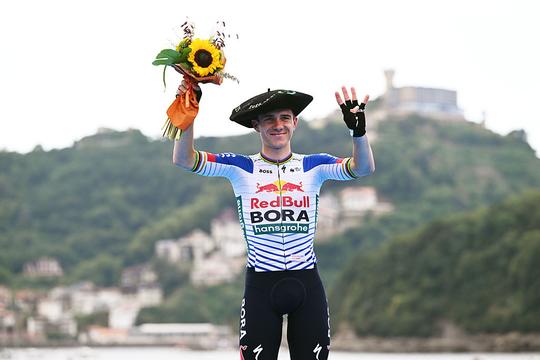 Wielrenner Remco Evenepoel boekt 'moeilijkste zege' na lekke band in Clásica San Sebastián