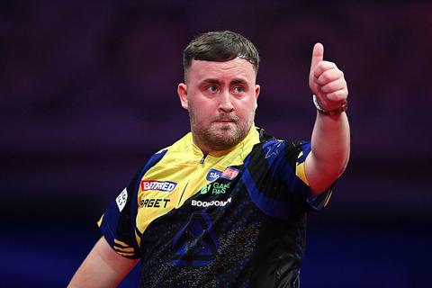 Topdarter Luke Littler laat zich van zijn klunzige kant zien: 'Wow, neem je dit echt op?'