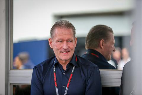 Emotionele Jos Verstappen (54) overladen met liefde na bijzondere beelden van dochter Victoria (26)