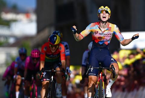 Toprenster Lorena Wiebes (27) wint eerste etappe Tour de France Femmes en pakt gele trui