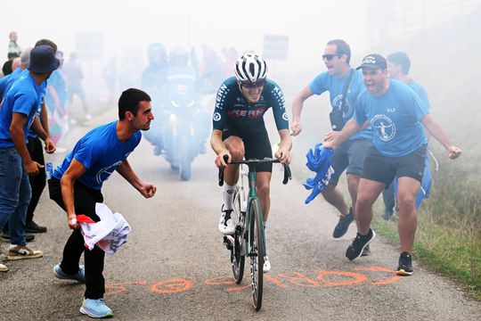 Spaanse Vuelta-sensatie wint ook op Cuitu Negru, Enric Mas en Primoz Roglic lopen in op Ben O'Connor