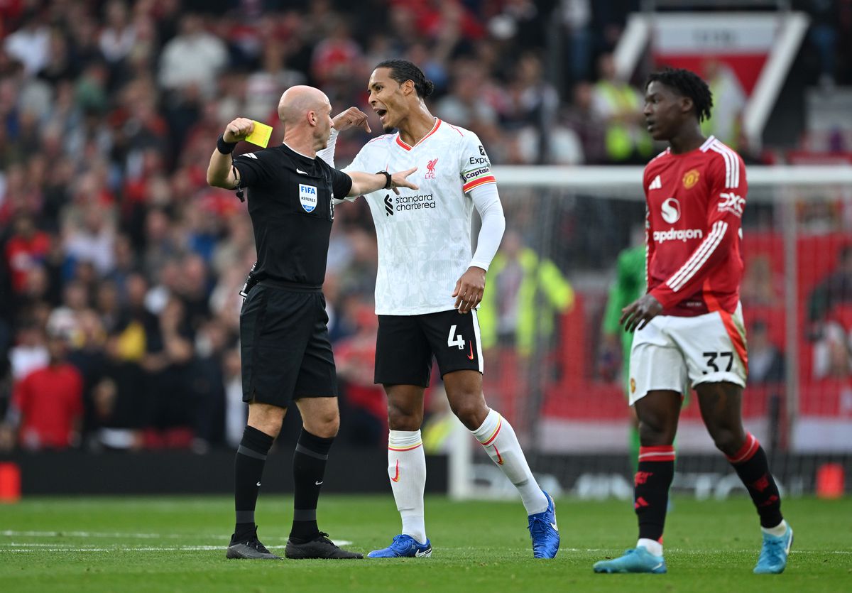 Virgil van Dijk kan wel tegen een stootje: verdediger lacht André Onana vierkant uit na elleboogstoot