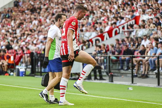 Zorgen bij PSV in 'makkelijk' duel: aanvoerder geblesseerd naar de kant