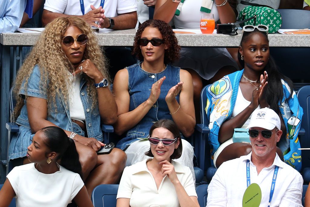 Tennisicoon duikt op bij US Open en dat zorgt voor hilariteit: 'Ik ben boos op haar'