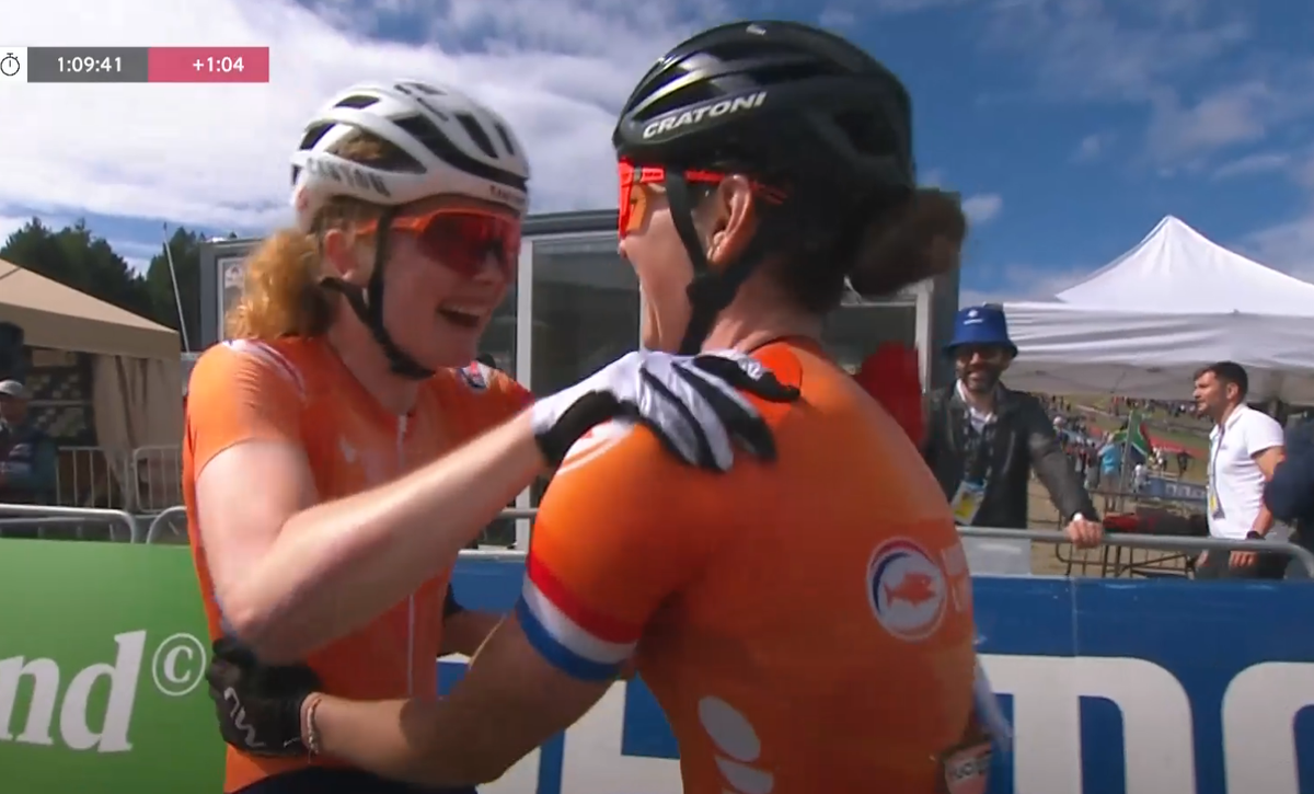 Dolle vreugde en veel emotie bij Oranje-feest op WK mountainbike, Puck Pieterse: 'Dit maakt het éxtra speciaal'