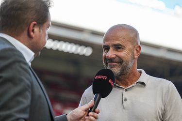 Peter Bosz lacht om VAR en legt blessure Luuk de Jong uit: 'Hij kreeg een paardenkus'