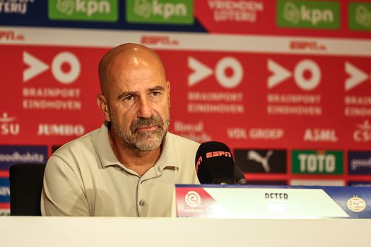 Peter Bosz moet bij PSV aan de bak met zijn defensie: 'Straks even rustig zitten met hem'