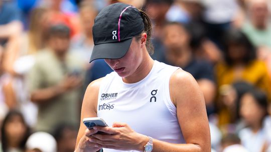 Toptennisster Iga Swiatek grijpt direct na US Open-partij haar telefoon: 'Naar wie stuurde je dat?'
