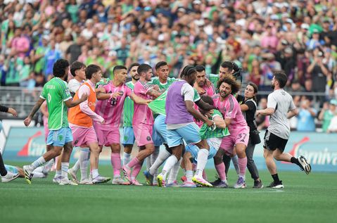 Luis Suarez laat zich weer van slechtste kant zien en is na spuugincident weer middelpunt van grote rel