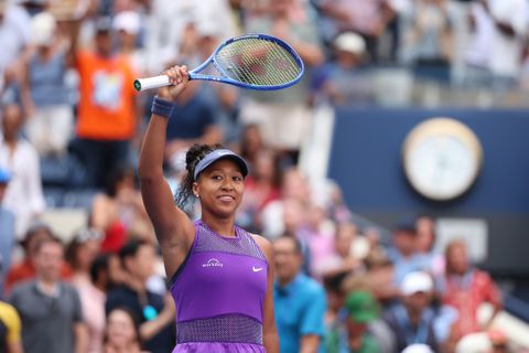 Stralende Naomi Osaka kent geen medelijden op US Open en schakelt publieksfavoriet uit