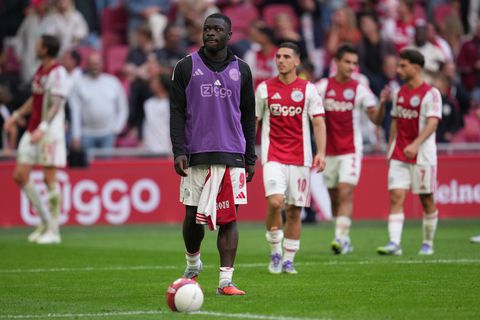 Ajax laat Brian Brobbey en Bertrand Traoré last minute naar Premier League vertrekken: 'Emotioneel afscheid'