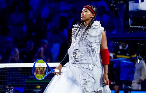 Toptennisster Naomi Osaka steelt de show op US Open met opvallende outfit als eerbetoon aan Amerikaans sporticoon