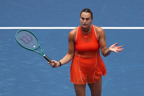 Toptennisster Aryna Sabalenka slaat terug na kritiek op opvallende outfit tijdens US Open