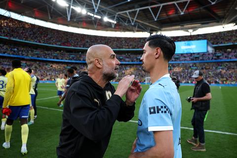 Opvallende beelden uit kleedkamer Manchester City: Guardiola pakt Tijjani Reijnders stevig aan