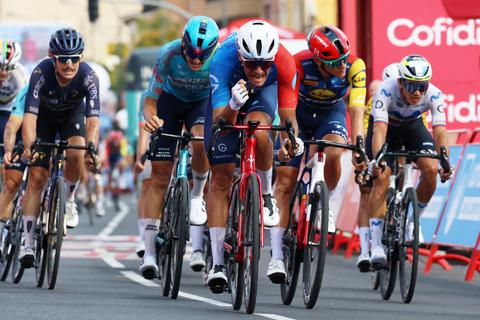 Enorme verrassing in Vuelta: topwielrenner Wout van Aert geklopt na chaotische finale